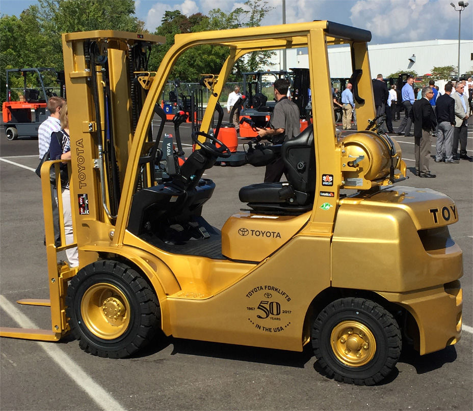 Filling The Hydraulic Fluid In A Toyota Forklift ForkliftAccessories